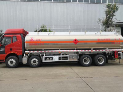 解放31.6方前四後八鋁合金油罐車