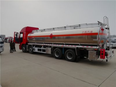 上汽紅岩29.7方前四後八鋁合金運油車，20噸運油車