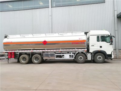 重汽豪沃前四後八30.5方鋁合金運油車