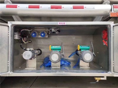 東風前四後八30.3方鋁合金油罐車